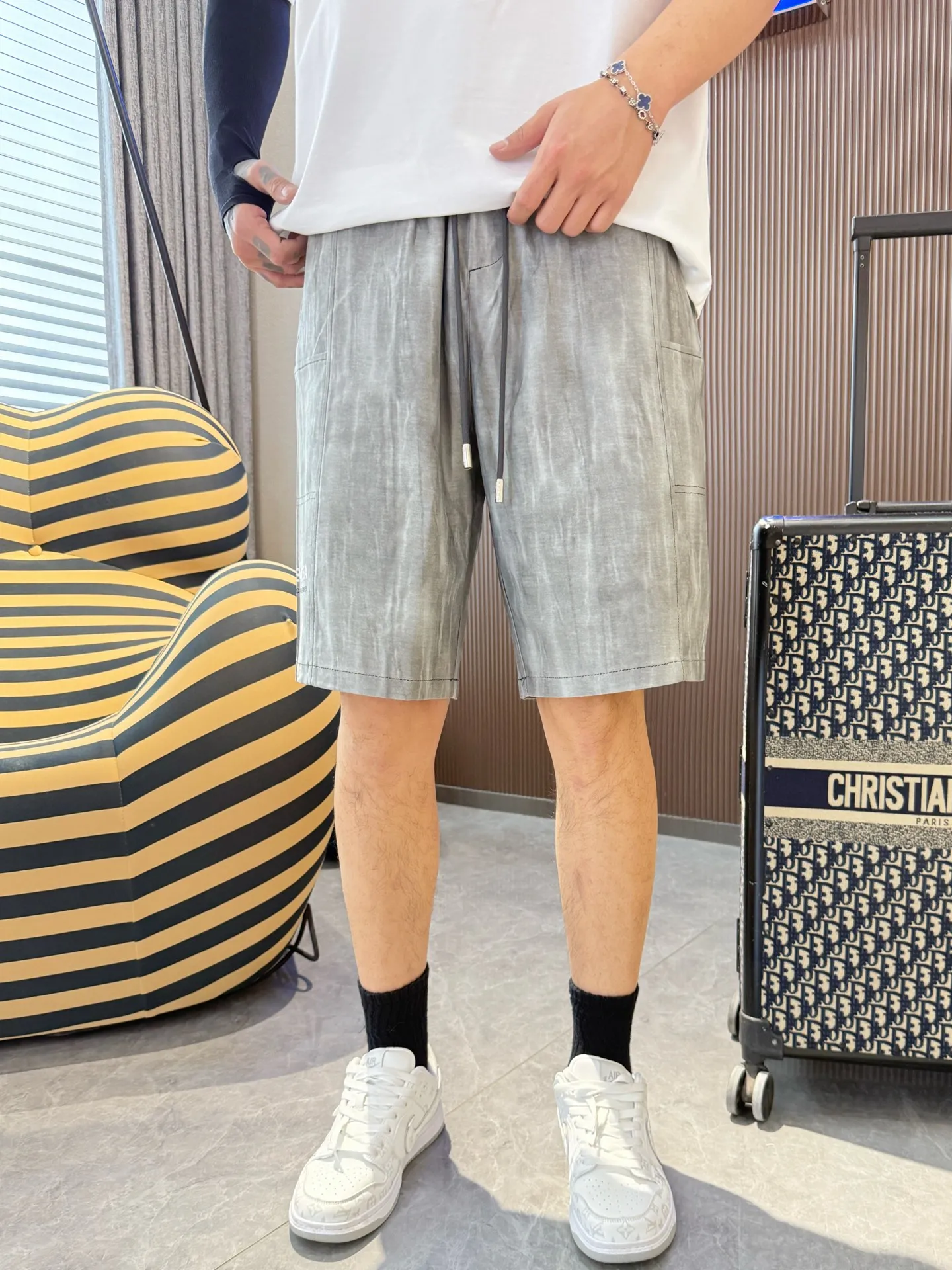 Balenciaga's three-standard complete 2026 summer New Arrival men's casual shorts, advanced custom-made Breathable fabric, Breathable fabric, extremely stretchy and comfortable, impeccable details, top-grade accessories, original logo design concept, delicate and soft feel! The upper body fit is awesome! Size: M-XXXL Please state your height and weight when ordering